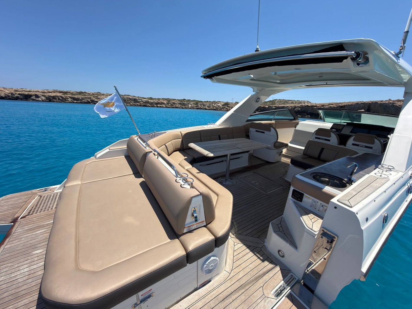 Sea Ray SLX 400 deck and seating Blue Lagoon